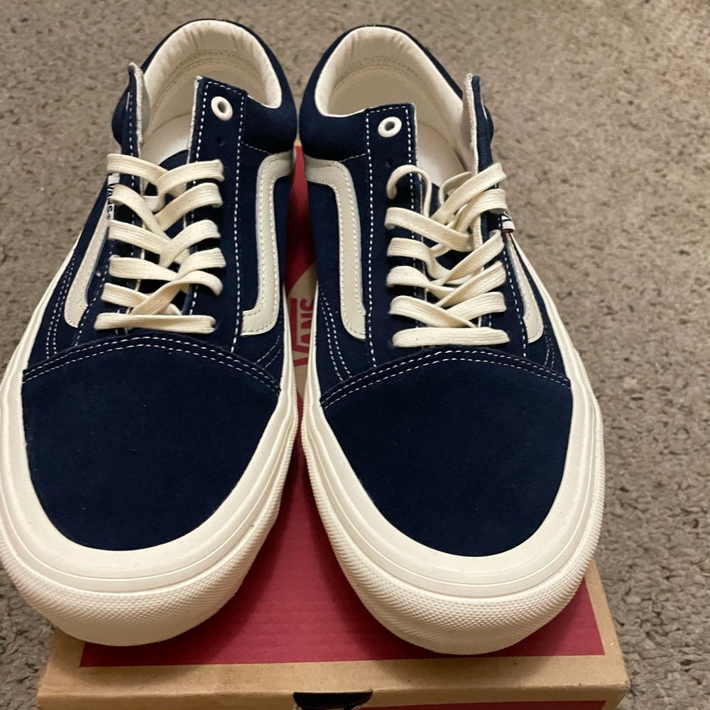 (Old Skool Pro) Vans “Off the Wall” low cut Sneakers Size 11 in men’s